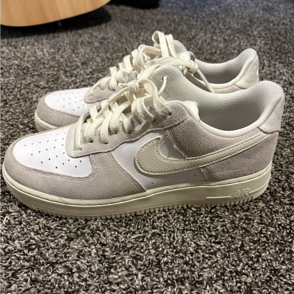 Nike Men's Low-Top Sneakers in White and Light Beige
